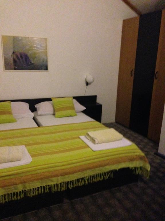 Guest House Alek Vrboska Ruang foto