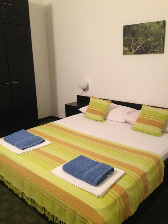 Guest House Alek Vrboska Ruang foto