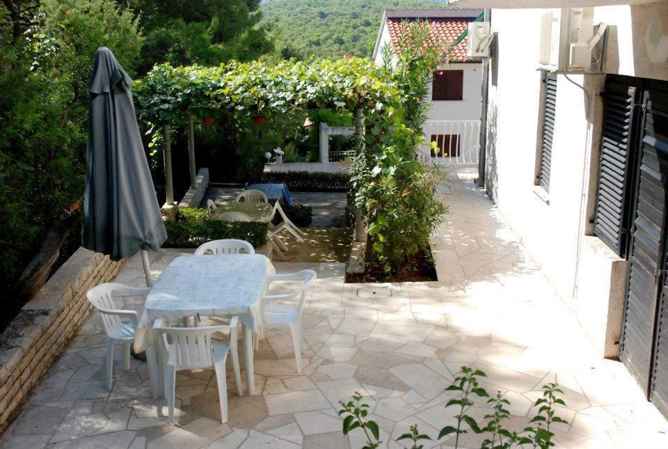 Guest House Alek Vrboska Ruang foto