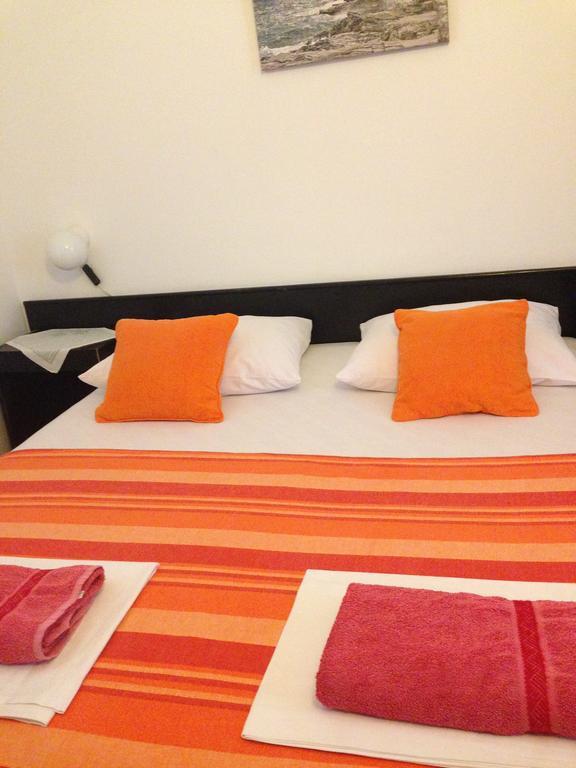 Guest House Alek Vrboska Ruang foto