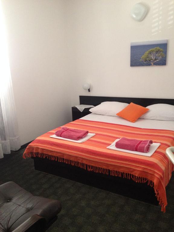 Guest House Alek Vrboska Ruang foto