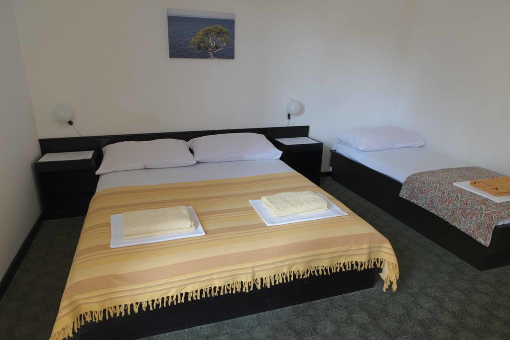 Guest House Alek Vrboska Bagian luar foto